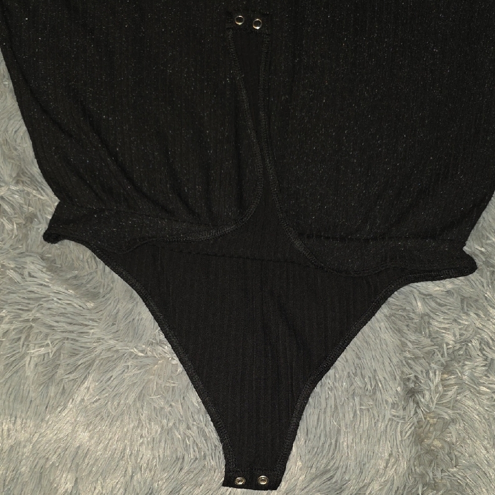 Express Black Ribbed V-Neck Top - Picture 4 of 4
